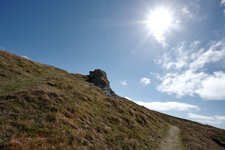 Mineral forms blend with the play of light and shadow. On Ouessant, stone becomes sculpture, and each moment reveals a new face of the landscape.