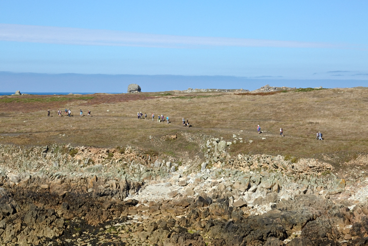 Mineral forms blend with the play of light and shadow. On Ouessant, stone becomes sculpture, and each moment reveals a new face of the landscape.