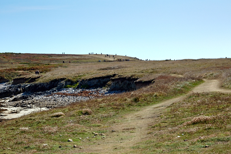 Mineral forms blend with the play of light and shadow. On Ouessant, stone becomes sculpture, and each moment reveals a new face of the landscape.