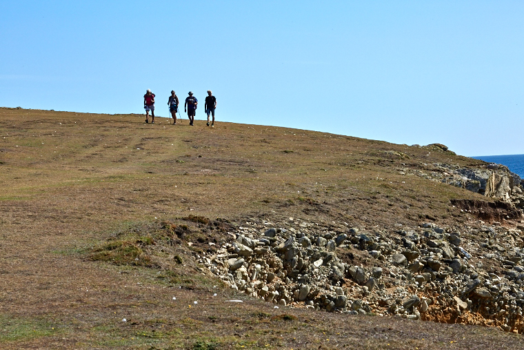 Mineral forms blend with the play of light and shadow. On Ouessant, stone becomes sculpture, and each moment reveals a new face of the landscape.