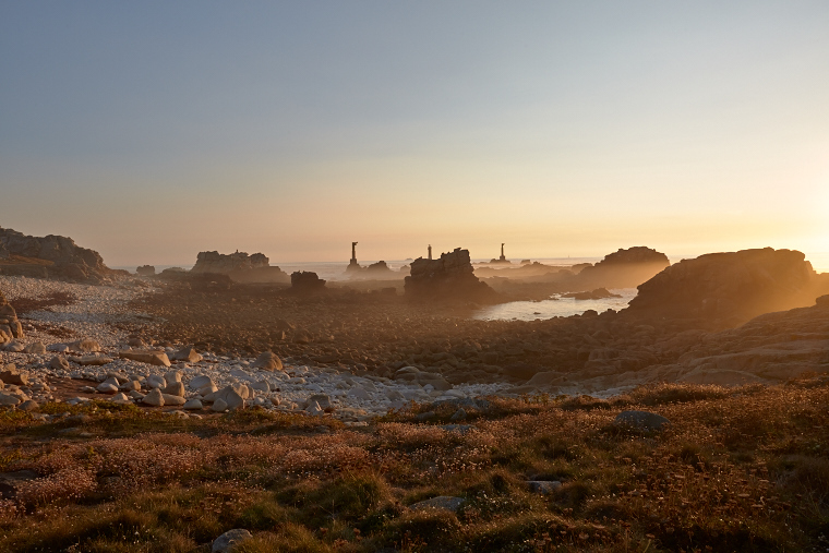 As the day fades, the sky ignites with reflections of gold and purple. On the horizon, the sea becomes a mirror and the island falls asleep in a legendary light.