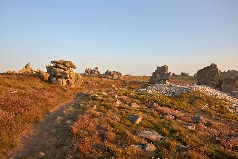 As the day fades, the sky ignites with reflections of gold and purple. On the horizon, the sea becomes a mirror and the island falls asleep in a legendary light.