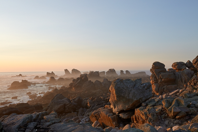 As the day fades, the sky ignites with reflections of gold and purple. On the horizon, the sea becomes a mirror and the island falls asleep in a legendary light.