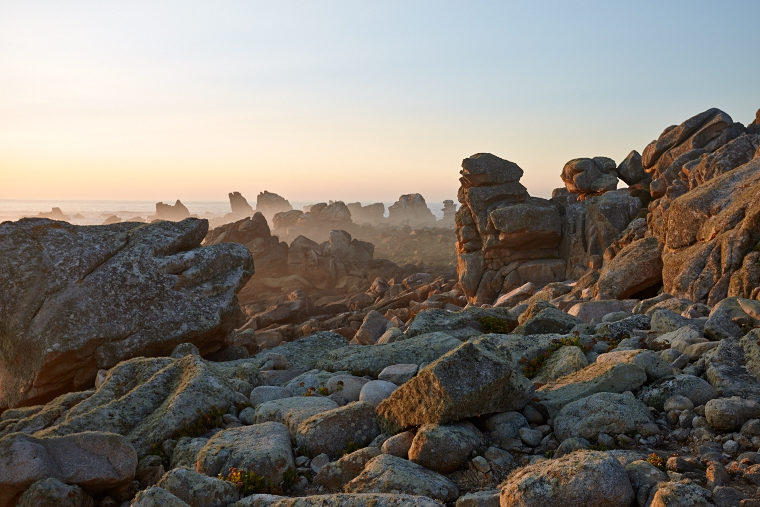 As the day fades, the sky ignites with reflections of gold and purple. On the horizon, the sea becomes a mirror and the island falls asleep in a legendary light.
