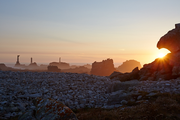 As the day fades, the sky ignites with reflections of gold and purple. On the horizon, the sea becomes a mirror and the island falls asleep in a legendary light.