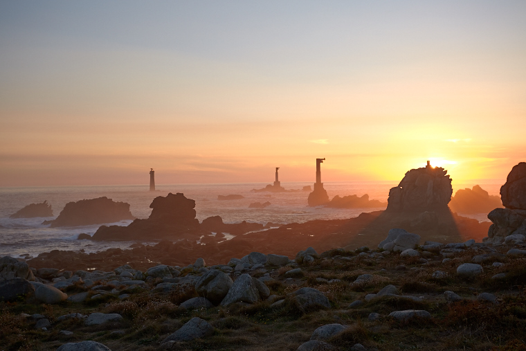 As the day fades, the sky ignites with reflections of gold and purple. On the horizon, the sea becomes a mirror and the island falls asleep in a legendary light.