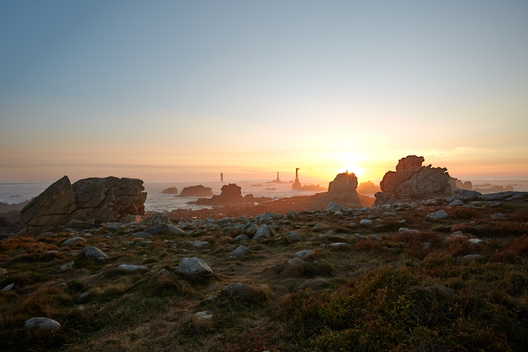 As the day fades, the sky ignites with reflections of gold and purple. On the horizon, the sea becomes a mirror and the island falls asleep in a legendary light.
