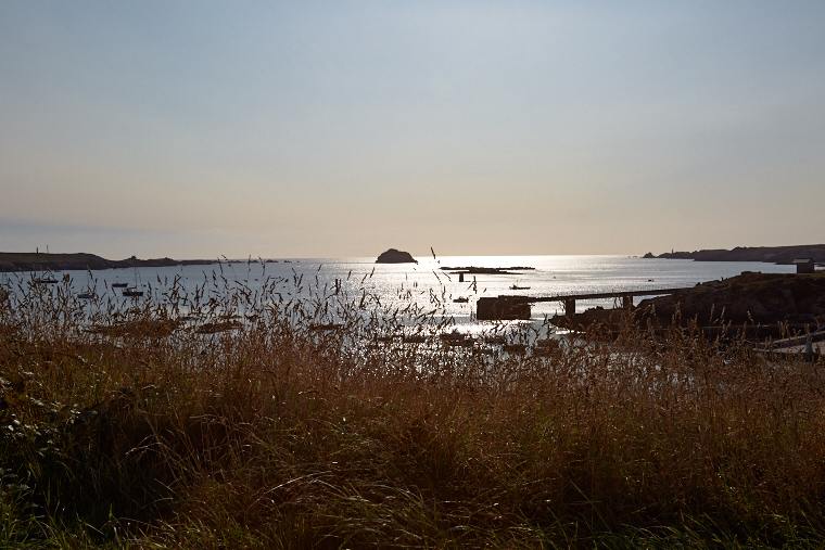 As the day fades, the sky ignites with reflections of gold and purple. On the horizon, the sea becomes a mirror and the island falls asleep in a legendary light.