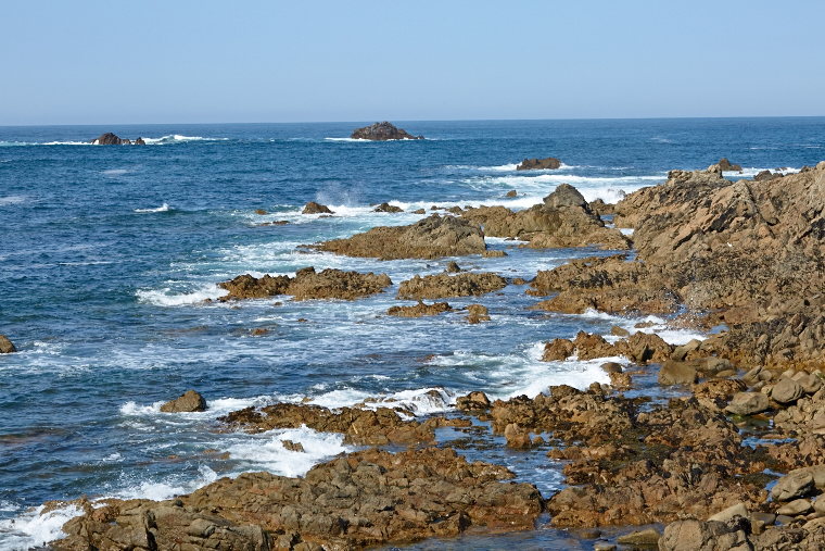 The wind howls, the waves burst into spray. Here, the sea speaks with power, and each gust reminds us that the island lives to the rhythm of the elements.