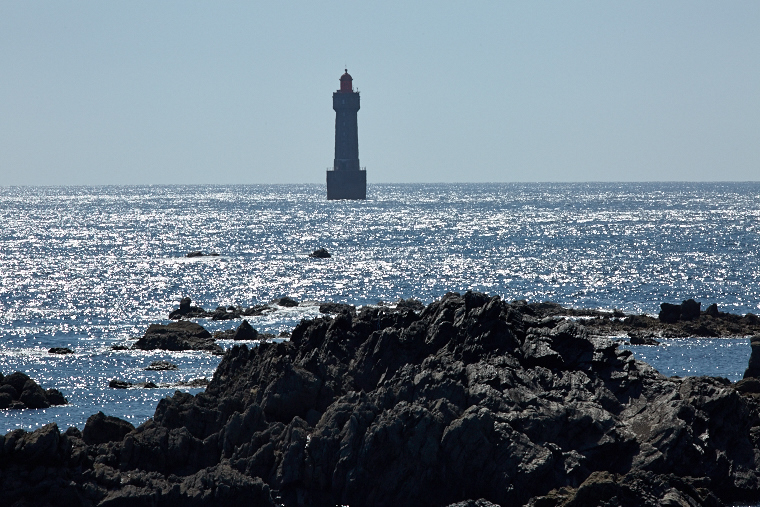 Standing on its promontory, the Créac'h lighthouse illuminates the night of Ouessant. Its light guides sailors and watches over storms, an immutable witness to the dialogue between sky and sea.