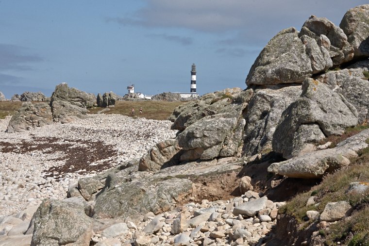 Standing on its promontory, the Créac'h lighthouse illuminates the night of Ouessant. Its light guides sailors and watches over storms, an immutable witness to the dialogue between sky and sea.