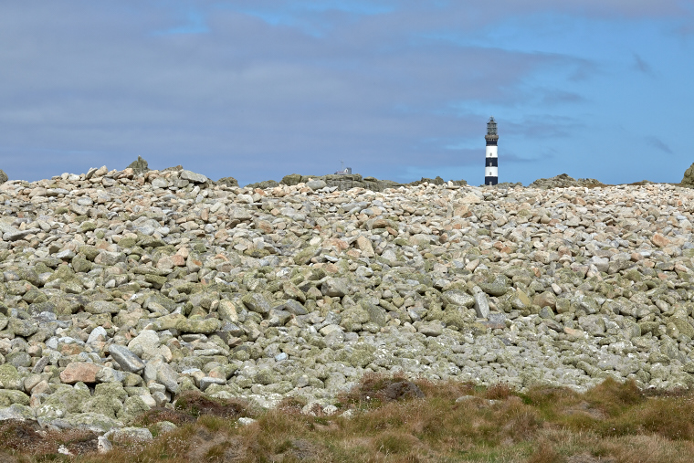 Standing on its promontory, the Créac'h lighthouse illuminates the night of Ouessant. Its light guides sailors and watches over storms, an immutable witness to the dialogue between sky and sea.