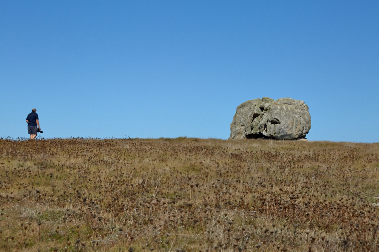 Mineral forms blend with the play of light and shadow. On Ouessant, stone becomes sculpture, and each moment reveals a new face of the landscape.