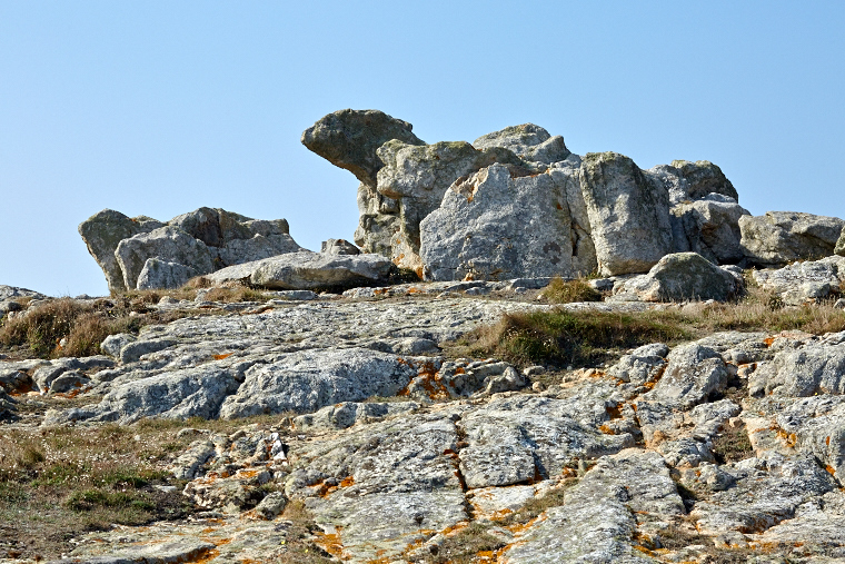 Mineral forms blend with the play of light and shadow. On Ouessant, stone becomes sculpture, and each moment reveals a new face of the landscape.