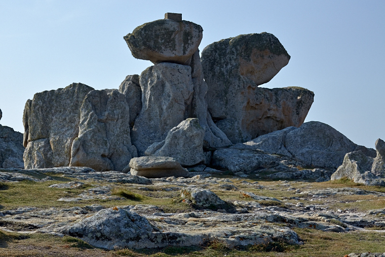 Mineral forms blend with the play of light and shadow. On Ouessant, stone becomes sculpture, and each moment reveals a new face of the landscape.