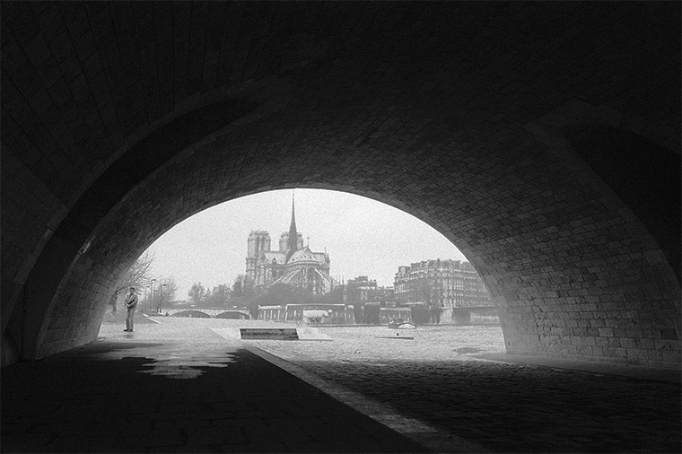 Le pont de Paris en visuel la Cathédrale Notre dame