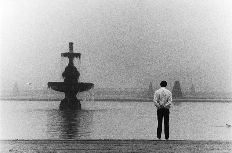 Sous le brouillard une personne regarde le bord du lac, Fontainebleau, novembre 1986