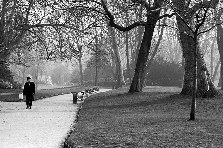 Une personne âgée se promène le matin dans le parc Monceau à Paris, en novembre 1985.
