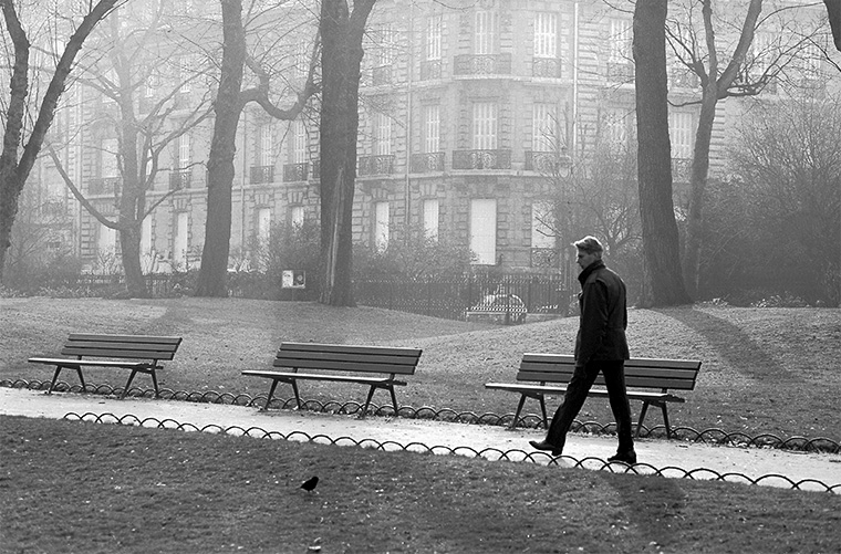 Une personne se dirige vers son emploi en passant par le parc Monceau sous la brume, Paris, novembre 1987