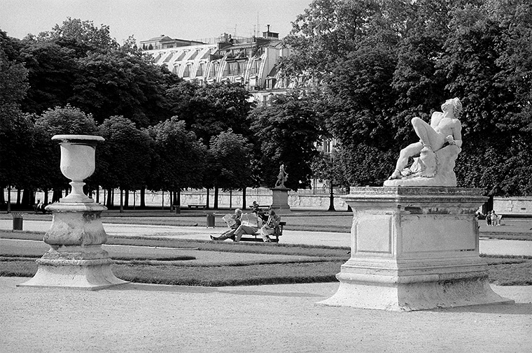 Personnes qui lit sur un banc, sous la chaleur aux Tuileries, Paris, juin 1987