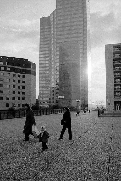 Couple rentrant des courses avec leur petit-enfant à Paris-la-Défense en avril 1987.