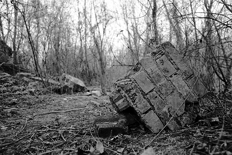 Rueil-Malmaison, avril 1987, un mur est laissé à l'abandon dans un terrain vague