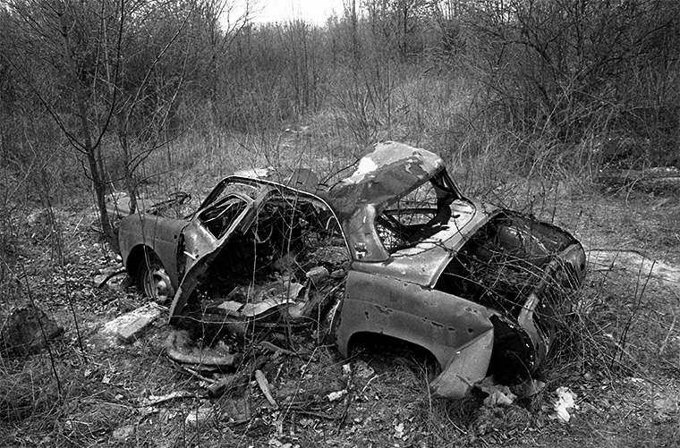 En avril 1987, une Dauphine à moitié détruite est laissée à l'abandon dans le terrain vague de Rueil-Malmaison.