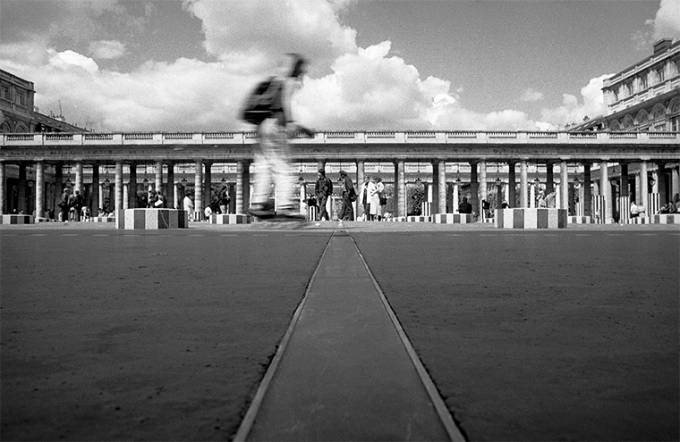 Un jeune glisse à vive allure sur ses patins à roulettes, Palais-Royal, Paris, été 1987.