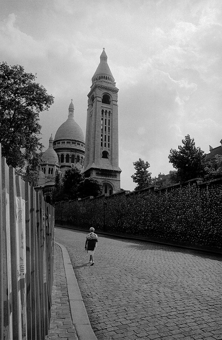 Paris, été 1987 — une silhouette solitaire monte vers la basilique du Sacré-Cœur.