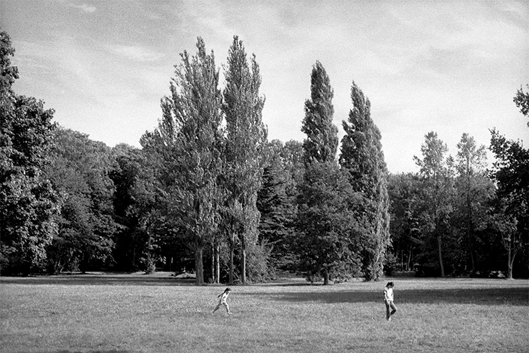 Rueil-Malmaison, août 1987 — deux jeunes enfants courent librement dans le vaste parc de la Malmaison.